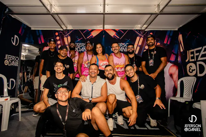 Equipe e produção do Bloco Largado às Traças reunida nos bastidores