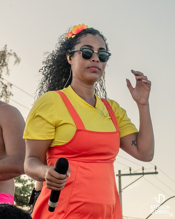 Vocalista do Bloco Largado às Traças cantando para o público durante o desfile